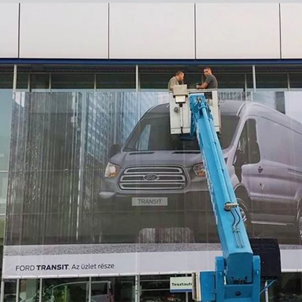 Ford Transit épületháló homlokzaton